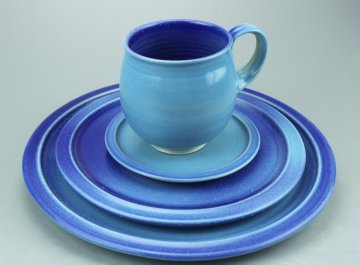 Gedeck mit Essteller  <br>mittelmeerblau